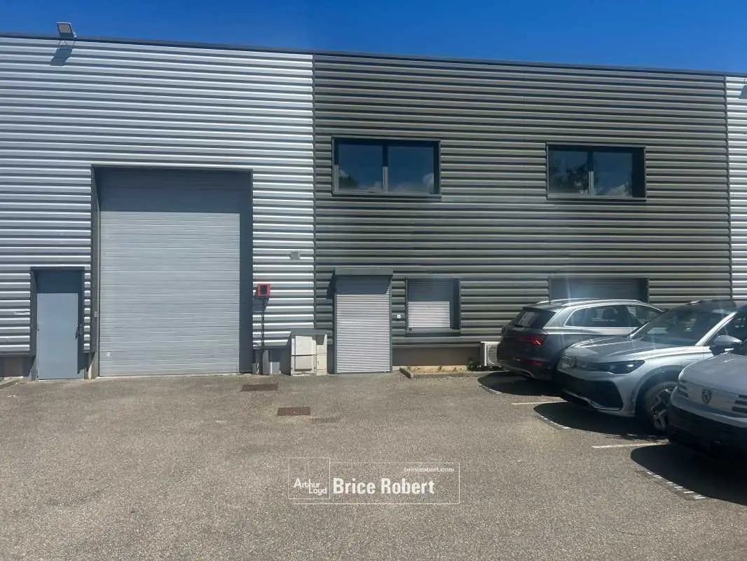 Flex in Vénissieux for lease Building Photo- Image 1 of 2