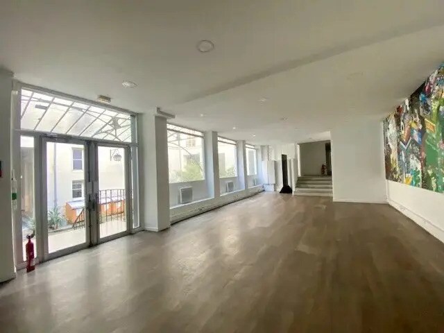 Flex dans Paris à louer - Photo du bâtiment - Image 2 de 14