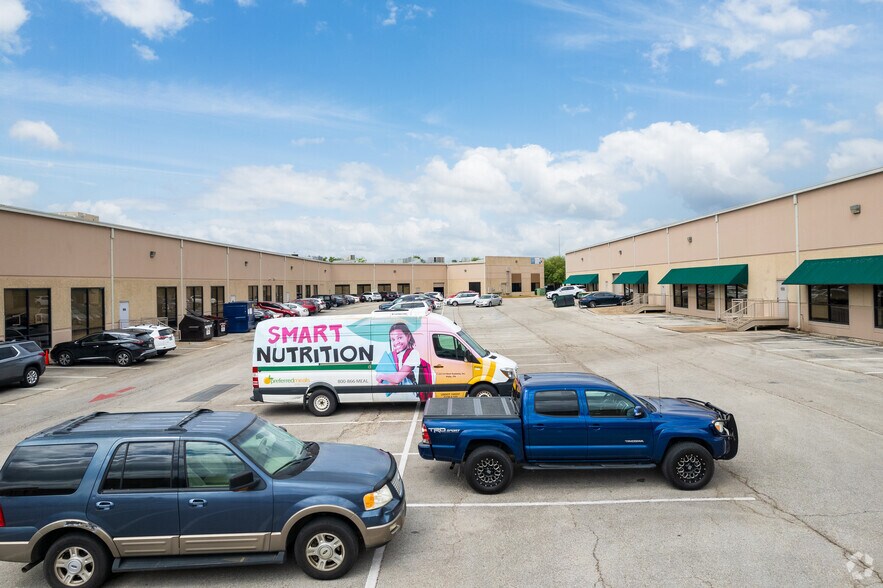1421 W Wells Branch Pky, Pflugerville, TX à louer - Photo du bâtiment - Image 3 de 6