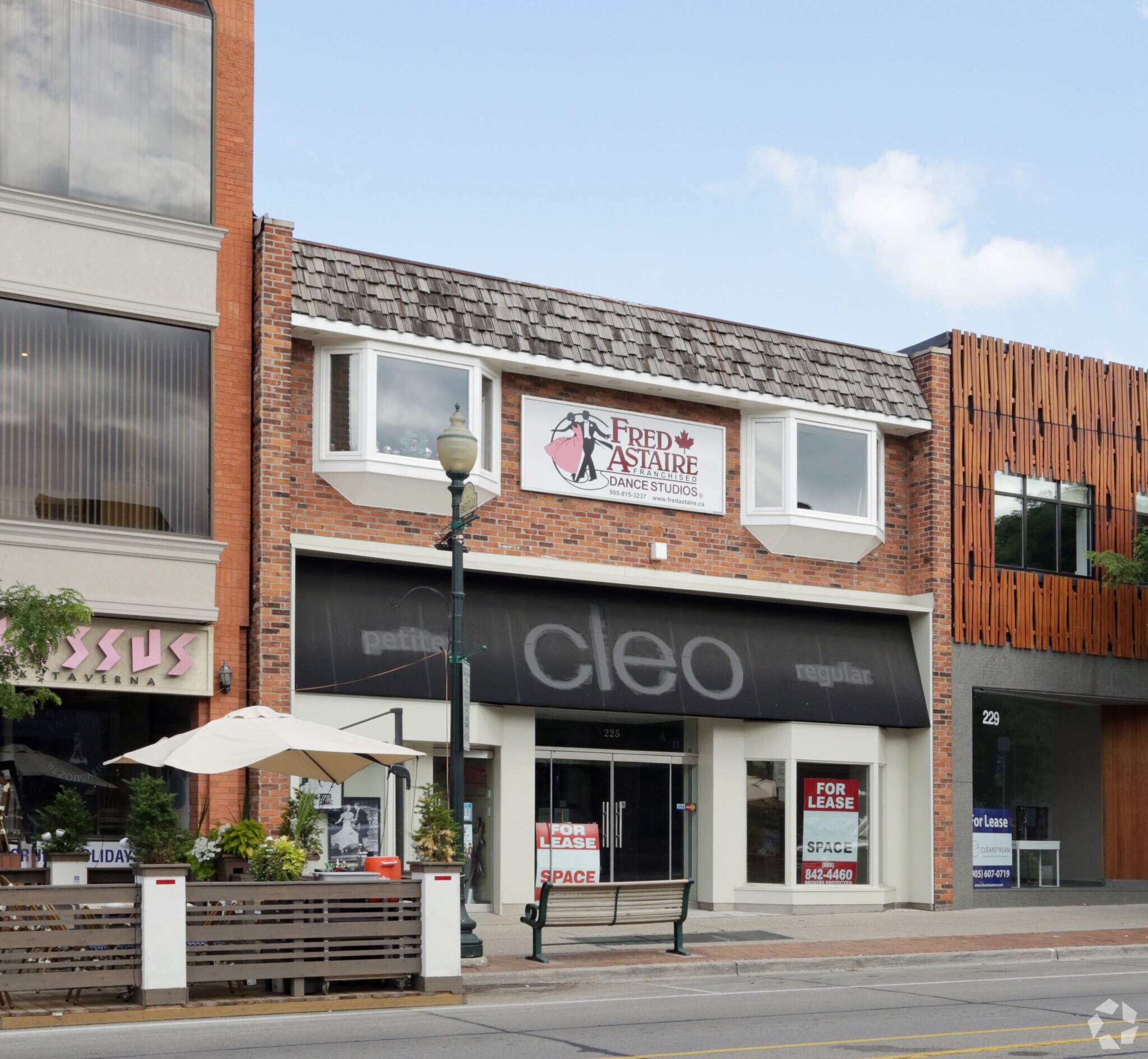 225 Lakeshore Rd E, Oakville, ON for sale Primary Photo- Image 1 of 1