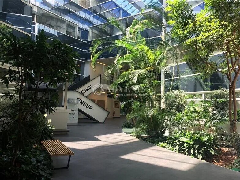 Bureau dans Guyancourt à louer - Photo du bâtiment - Image 2 de 2