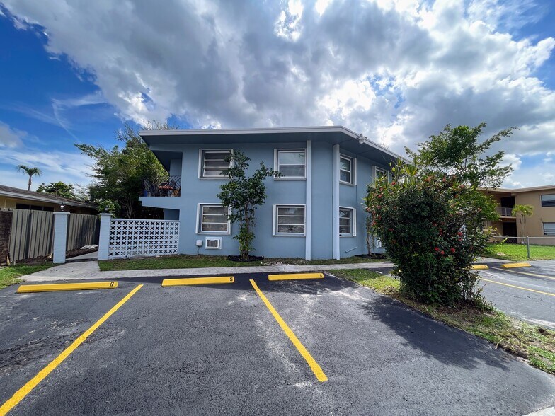 3760 SW 1st St, Fort Lauderdale, FL à vendre - Photo du bâtiment - Image 2 de 54