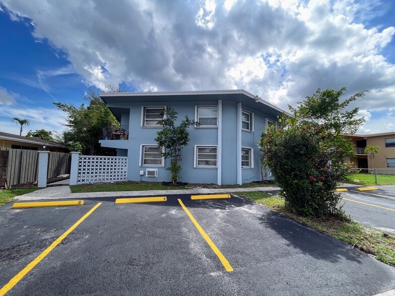 3760 SW 1st St, Fort Lauderdale, FL à vendre - Photo du bâtiment - Image 2 de 54