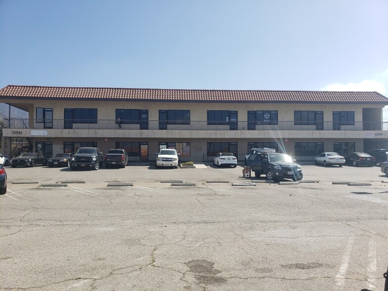 13741 Foothill Blvd, Sylmar, CA for lease - Building Photo - Image 2 of 11