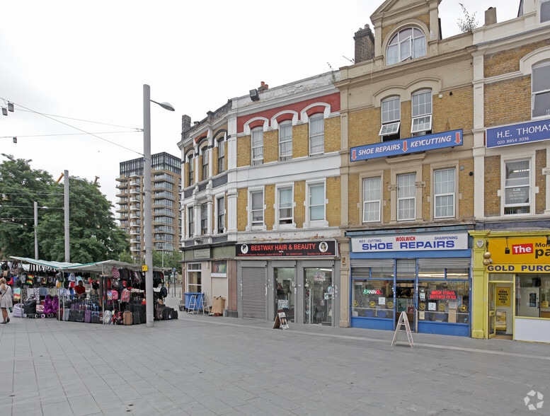 18-18A Beresford Sq, Londres à louer - Photo du bâtiment - Image 2 de 4