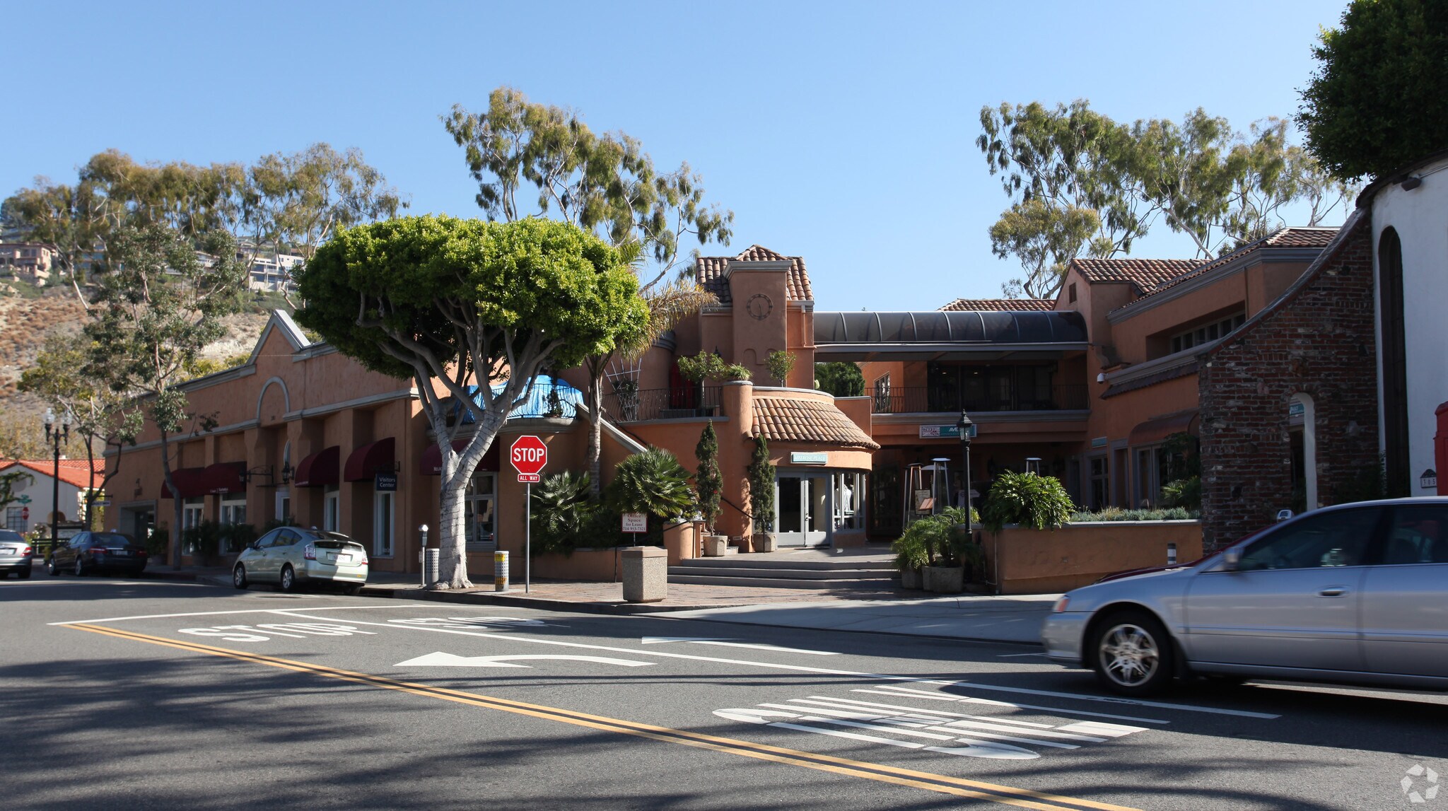 361-381 Forest Ave, Laguna Beach, CA à louer Photo du b timent- Image 1 de 5