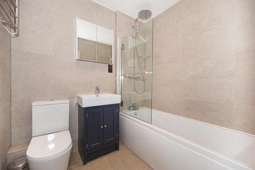 25,27 and 29 Westbourne Grove, W2 4UA portfolio of 2 properties for sale on LoopNet.ca - Building Photo - Image 3 of 12