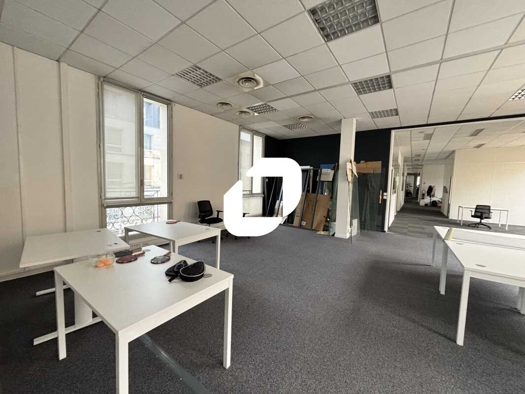 Office in Bordeaux for lease Interior Photo- Image 1 of 14