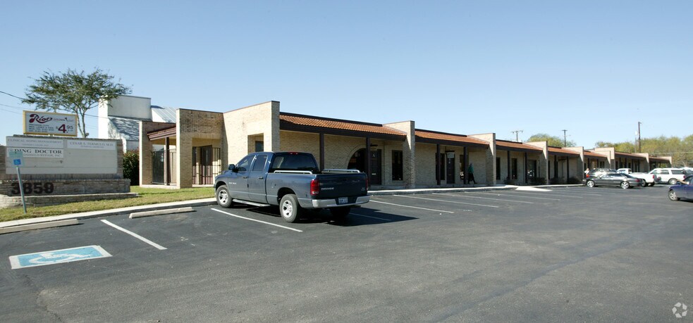 3859 E Southcross Blvd, San Antonio, TX à louer - Photo principale - Image 2 de 2