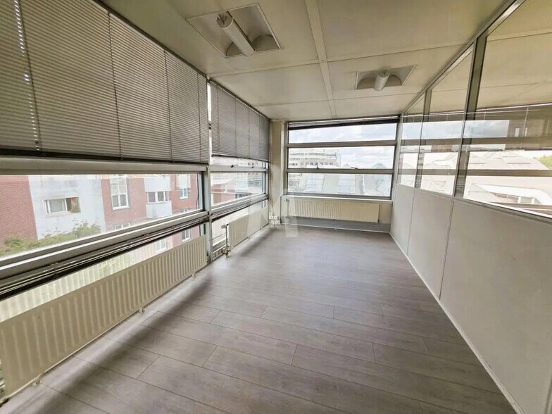 Bureau dans Évry-Courcouronnes à vendre - Photo du bâtiment - Image 3 de 13