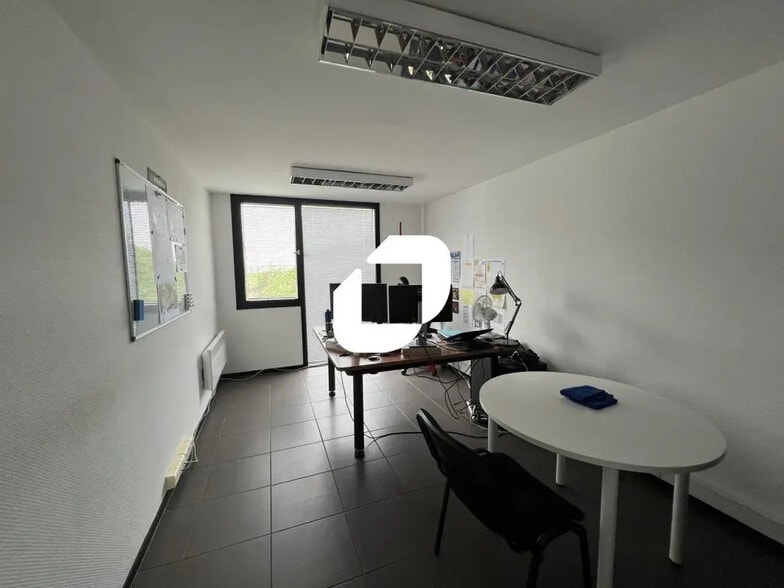 Office in Fretin for lease - Interior Photo - Image 3 of 9