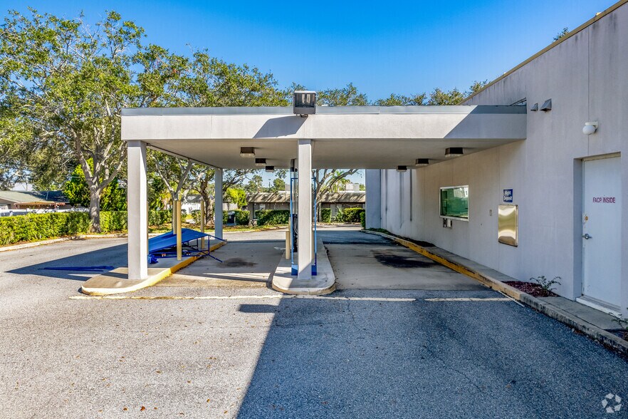 2046 Bayshore Blvd, Dunedin, FL à vendre - Photo du bâtiment - Image 2 de 24