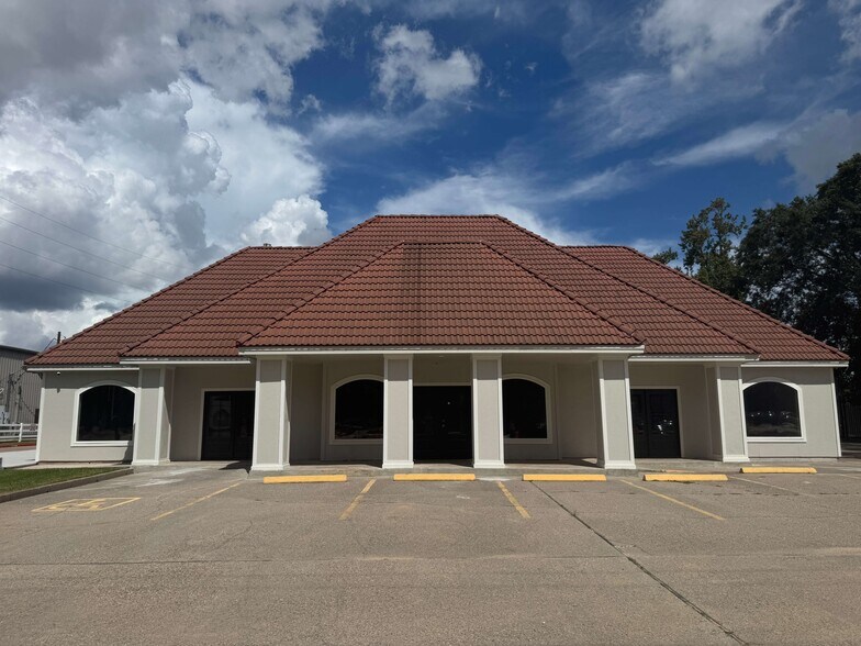 1715 Northpark Dr, Kingwood, TX for lease - Building Photo - Image 1 of 8