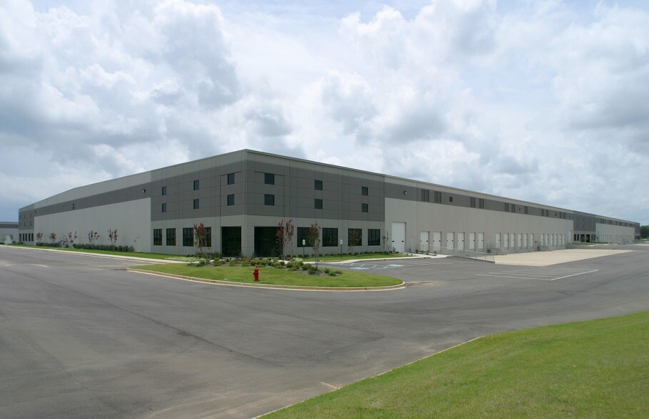 5265 Hickory Hill Rd, Memphis, TN à louer - Photo du bâtiment - Image 2 de 10