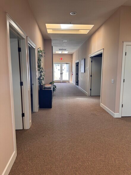 561 1st St W, Sonoma, CA à louer - Photo intérieure - Image 3 de 17