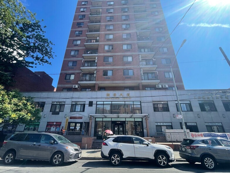 13226 Avery Ave, Flushing, NY à vendre - Photo du bâtiment - Image 2 de 15