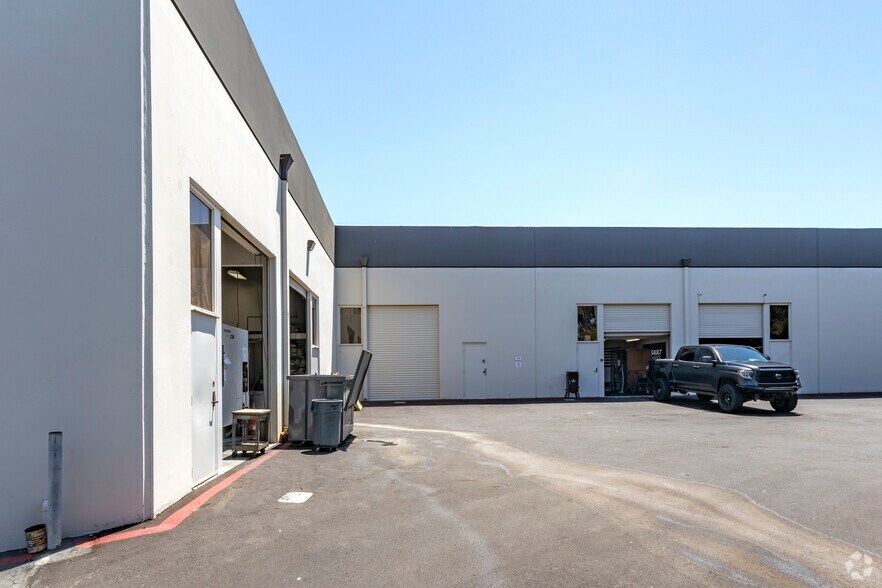 5751 Palmer Way, Carlsbad, CA à vendre - Photo du bâtiment - Image 3 de 6