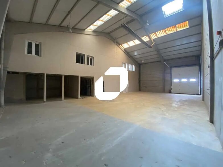 Flex in Ennery for lease - Interior Photo - Image 1 of 9