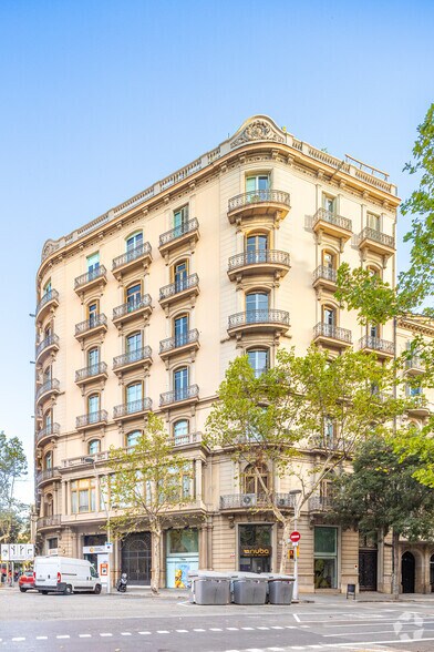 Office in Barcelona, Barcelona for lease - Building Photo - Image 2 of 2