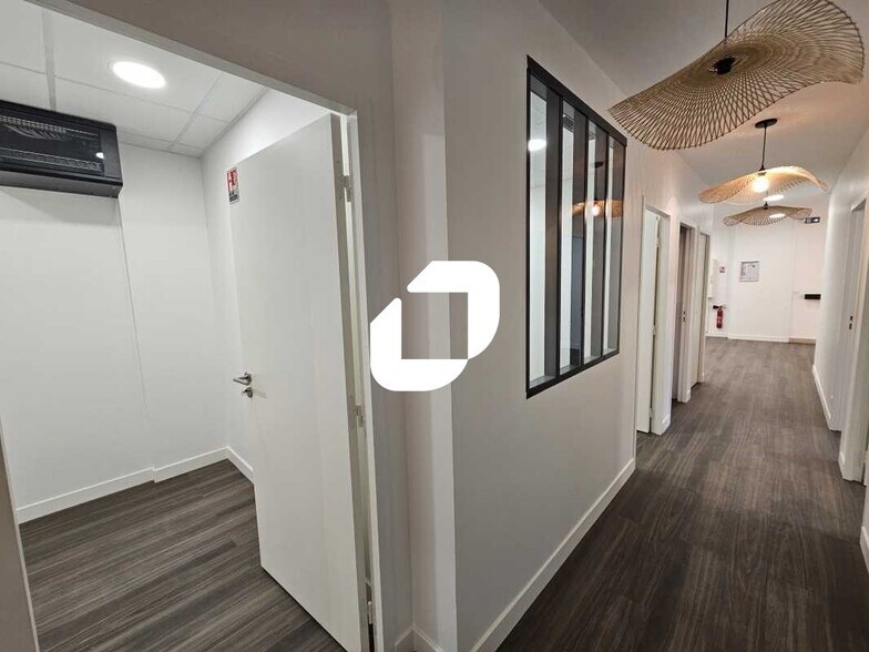 Office in Viroflay for lease - Interior Photo - Image 3 of 15