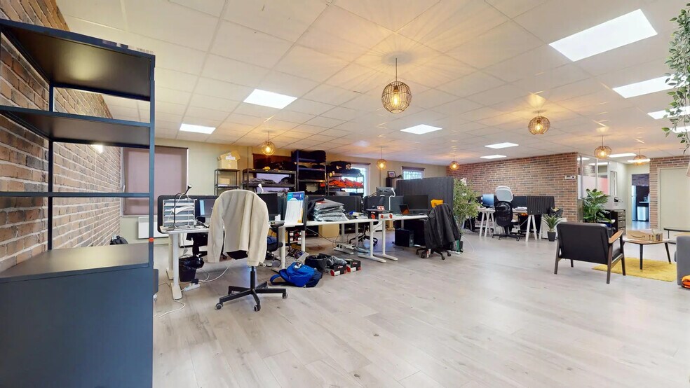 136 Chemin Du Moulin Carron, Écully for lease - Interior Photo - Image 2 of 12