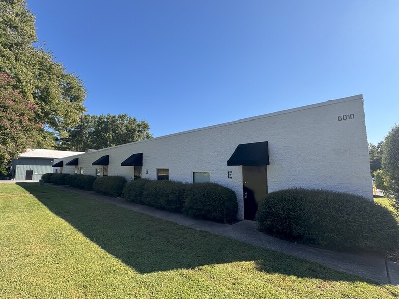 6016 Mcdaniel Ln, Charlotte, NC for lease - Building Photo - Image 3 of 6