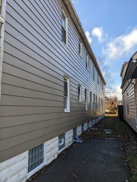 2066 Robin St, Lakewood, OH à vendre - Photo du bâtiment - Image 3 de 19