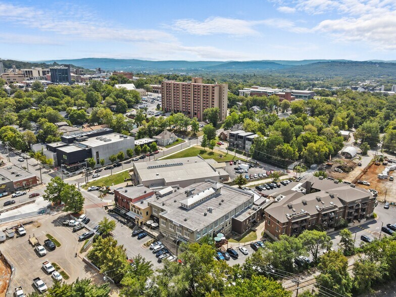 509 W Spring St, Fayetteville, AR à louer - Photo du bâtiment - Image 3 de 9