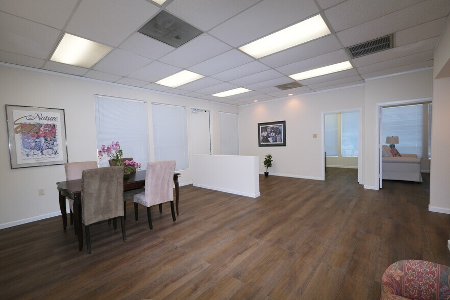 8820 Business Park Dr, Austin, TX à vendre - Photo du bâtiment - Image 2 de 6