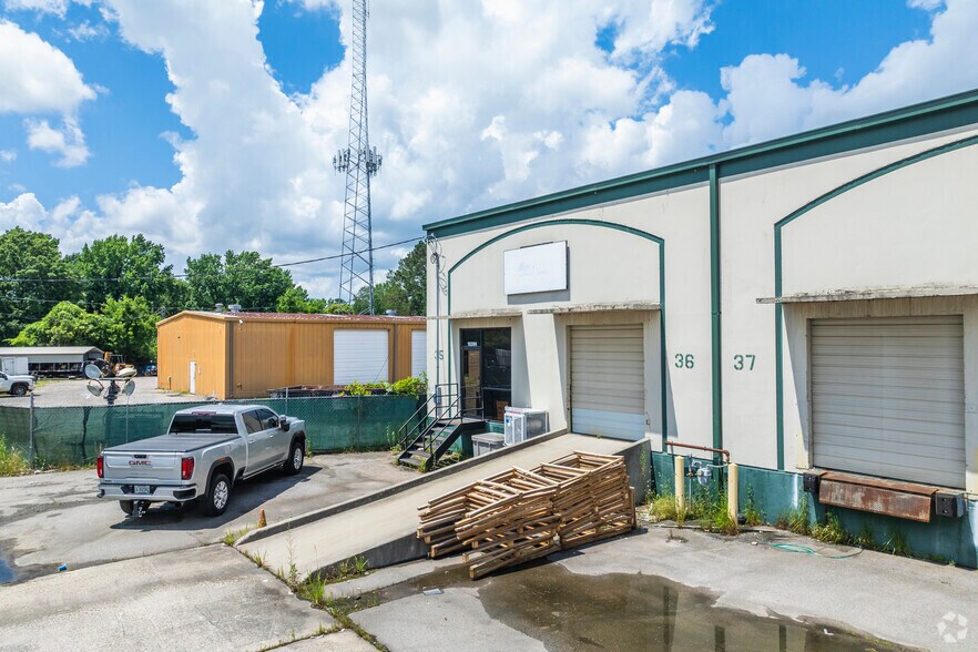 1020 Idlewilde Blvd, Columbia, SC à louer - Photo du bâtiment - Image 3 de 5