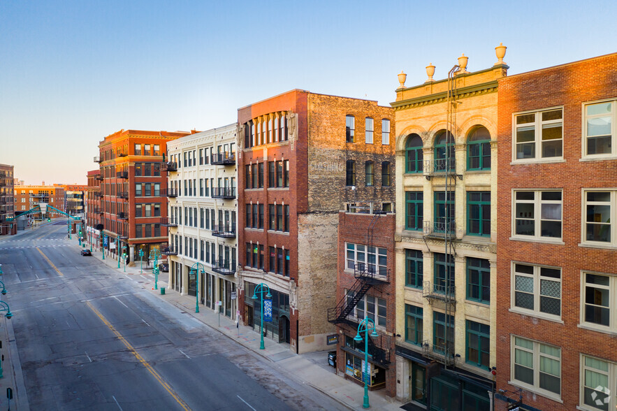 215 N Water St, Milwaukee, WI for lease - Primary Photo - Image 1 of 4