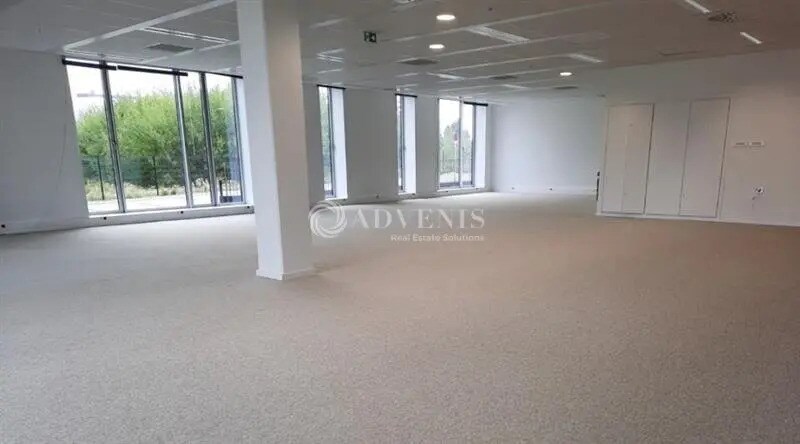 Office in Loos for lease - Building Photo - Image 3 of 4