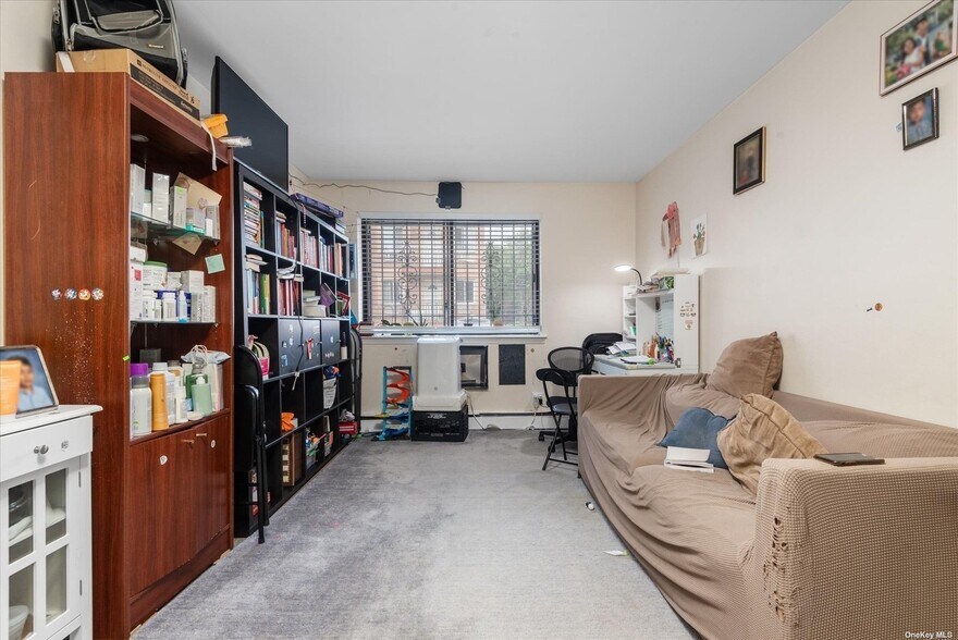 86-18 57th Rd, Elmhurst, NY à vendre - Photo intérieure - Image 2 de 8