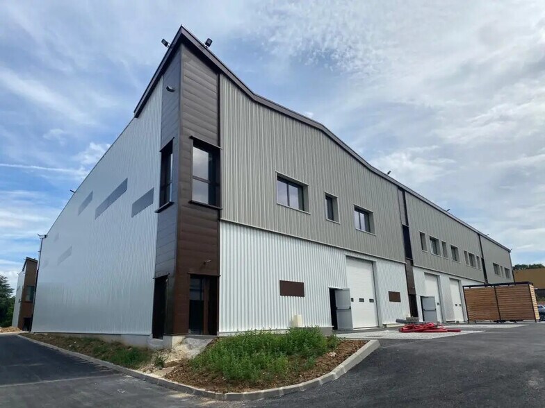 Office in Osny for lease - Building Photo - Image 3 of 9