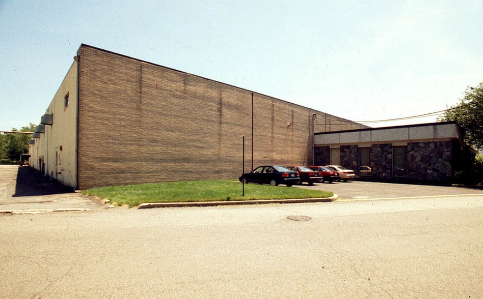 5 Paul Kohner Pl, Elmwood Park, NJ for sale - Building Photo - Image 2 of 9