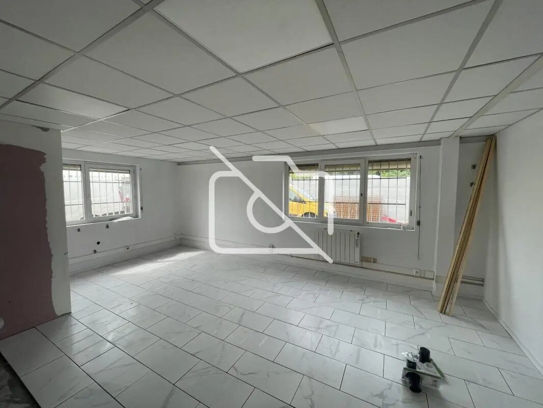 Office in Corbeil-Essonnes for lease Interior Photo- Image 1 of 5