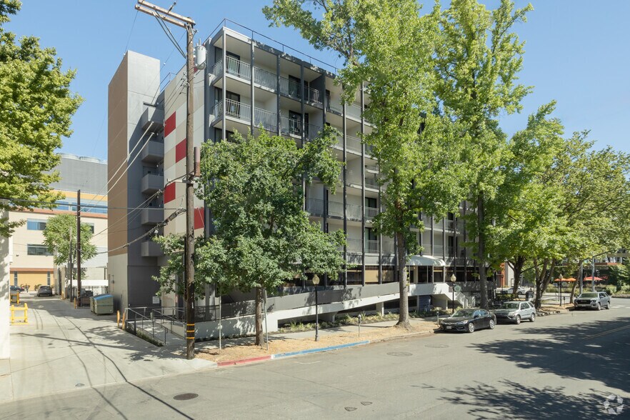 2701 Capitol Ave, Sacramento, CA à louer - Photo principale - Image 1 de 36