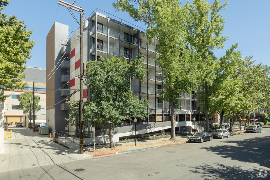 2701 Capitol Ave, Sacramento, CA for lease - Primary Photo - Image 1 of 36