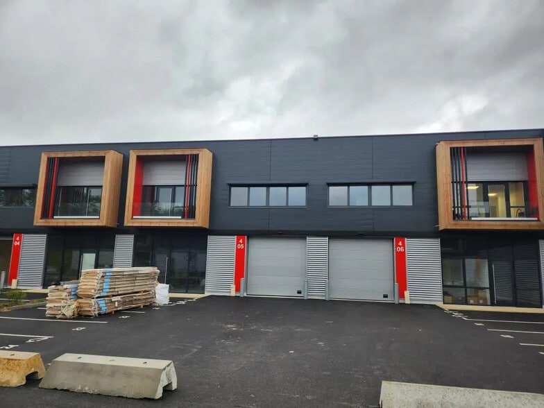 Flex in Éragny for lease - Building Photo - Image 2 of 10