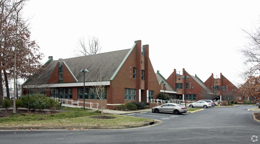 735 Thimble Shoals Blvd, Newport News, VA à louer - Photo du bâtiment - Image 2 de 8