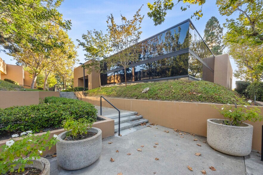 23275 South Pointe Dr, Laguna Hills, CA à vendre - Photo du bâtiment - Image 3 de 25