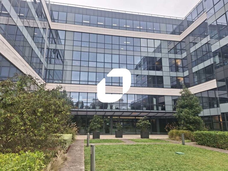 Bureau dans Neuilly-sur-Seine à louer - Photo du bâtiment - Image 1 de 11