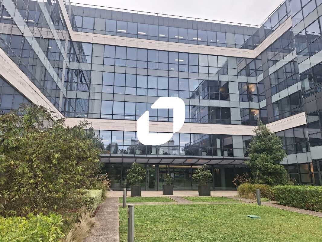 Office in Neuilly-sur-Seine for lease Building Photo- Image 1 of 12