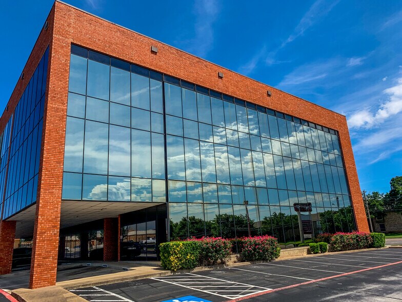 221 Bedford Rd, Bedford, TX for lease - Building Photo - Image 2 of 8