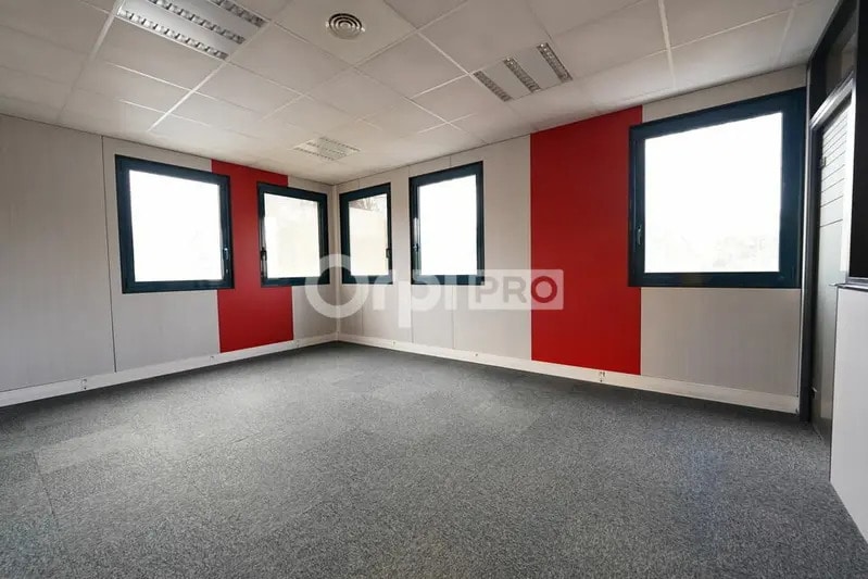 151 B Route De Vourles, Saint-Genis-Laval for lease - Interior Photo - Image 3 of 8