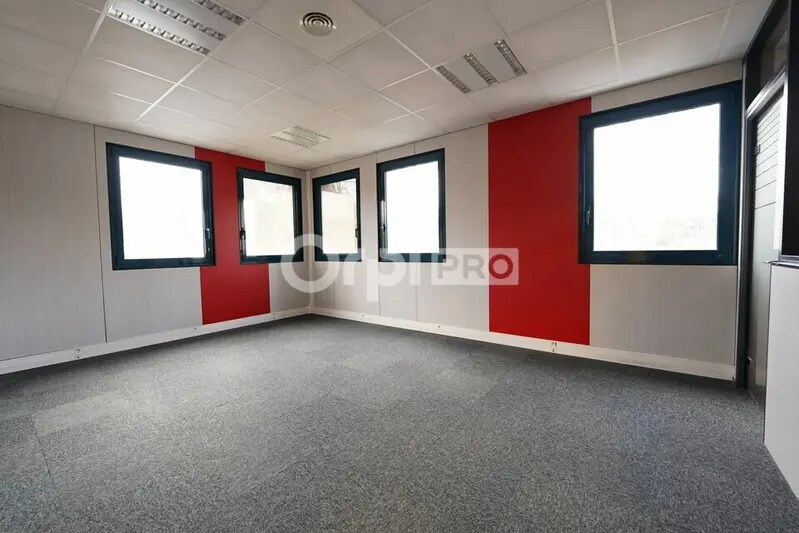 Office in Saint-Genis-Laval for lease - Interior Photo - Image 3 of 8