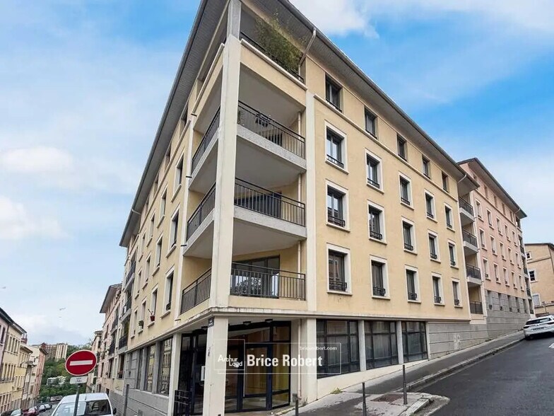 Office in Lyon for lease - Building Photo - Image 1 of 6