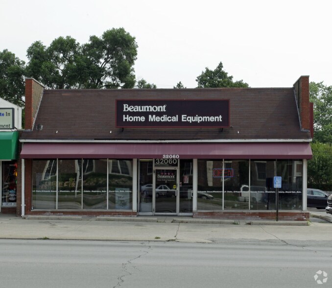 32060-32106 Woodward Avenue Royal Oak Mi portfolio of 3 properties for sale on LoopNet.ca - Primary Photo - Image 3 of 8