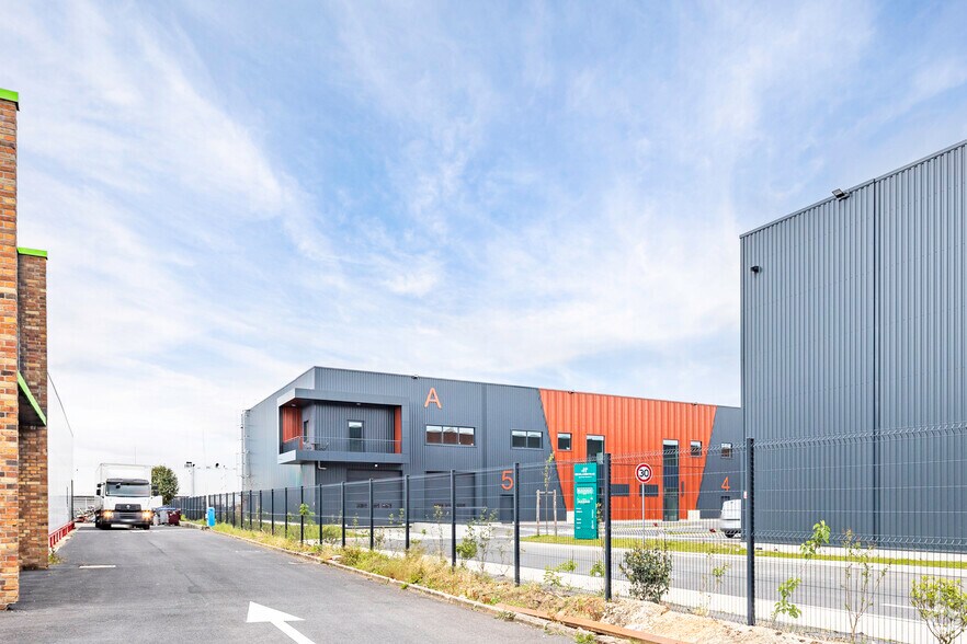 Flex in Saint-Ouen-l'Aumône for lease - Primary Photo - Image 1 of 2