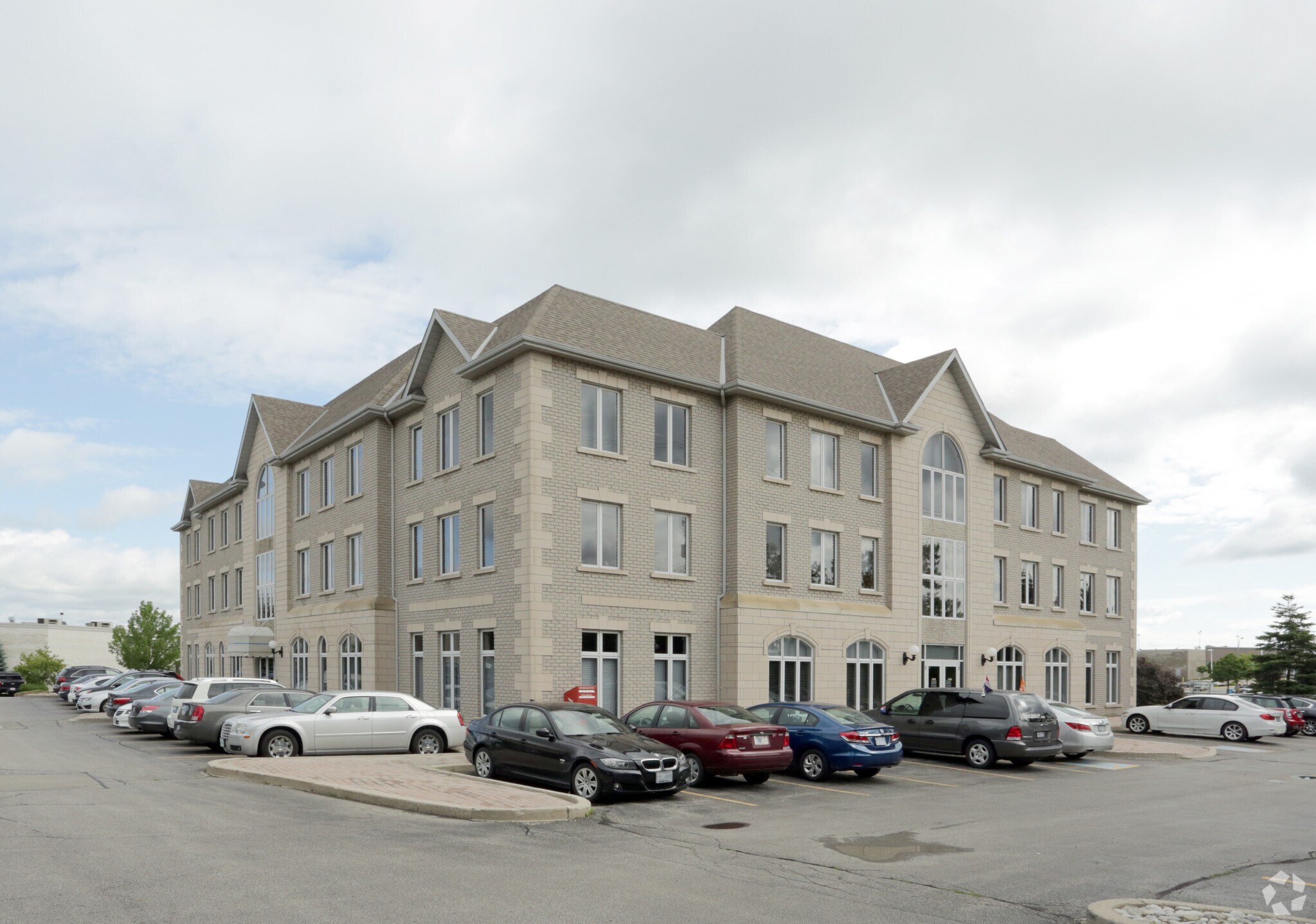 911 Golf Links Rd, Hamilton, ON for sale Primary Photo- Image 1 of 1